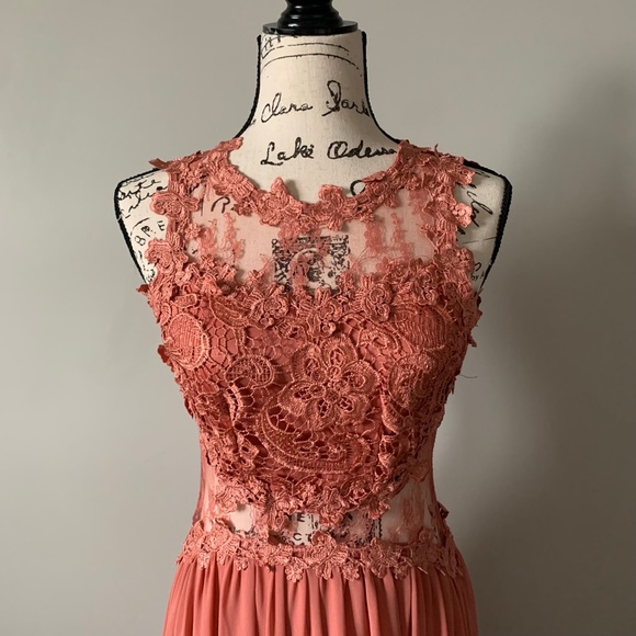 Boutique Gown - Picture 4 of 9